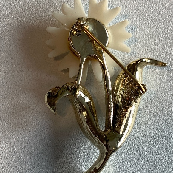 Vintage Sarah Coventry Daisy Brooch. Favorite flower?? - Picture 2 of 3